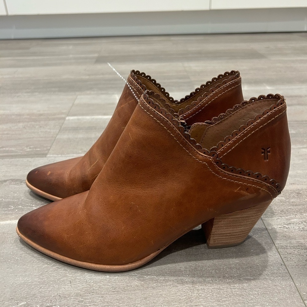 Frye‎  Leather Reed Scallop Trim Shooties Ankle Boots- Caramel Brown